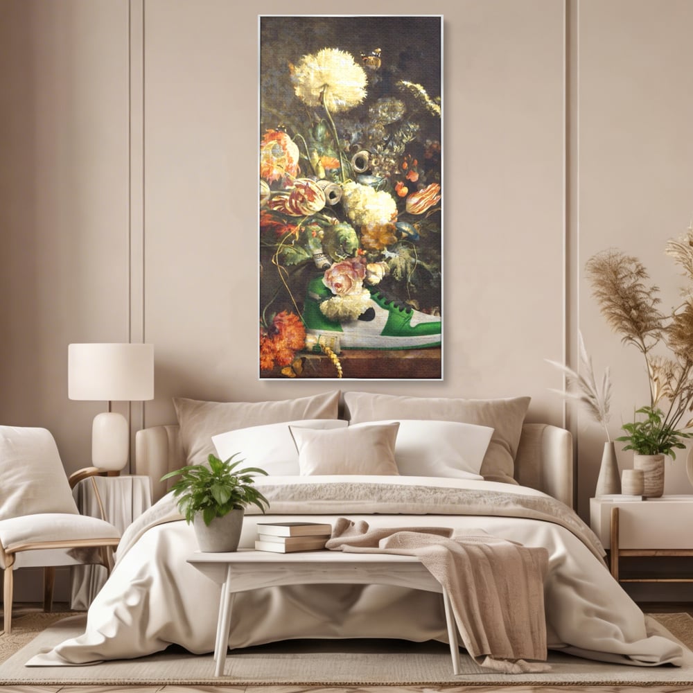 Tablou canvas cu tablou canvas cu pantof sport si flori, in rama de aluminiu argintiu, pe perete intr-un dormitor